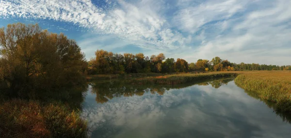 Herbstmorgen über dem Fluss — Stockfoto