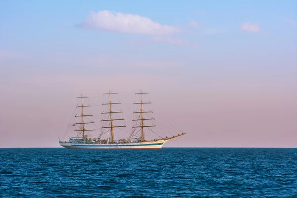 Zeilschip zonder zeilen in de zee — Stockfoto