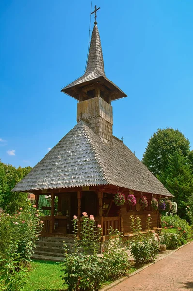 Houten kerk van het klooster — Stockfoto