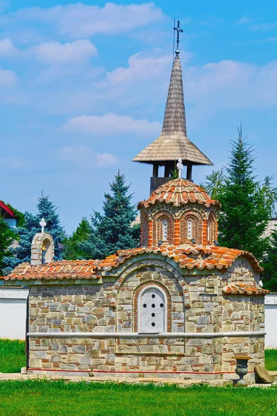 Petite chapelle devant le monastère — Photo