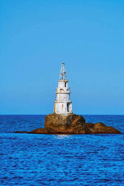 Faro en el mar — Foto de Stock