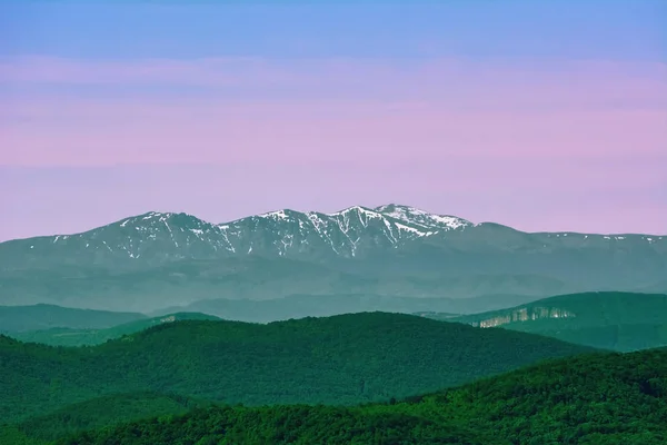 Góry za wzgórzami — Zdjęcie stockowe