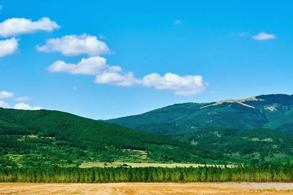 Болгарский пейзаж с горами — стоковое фото