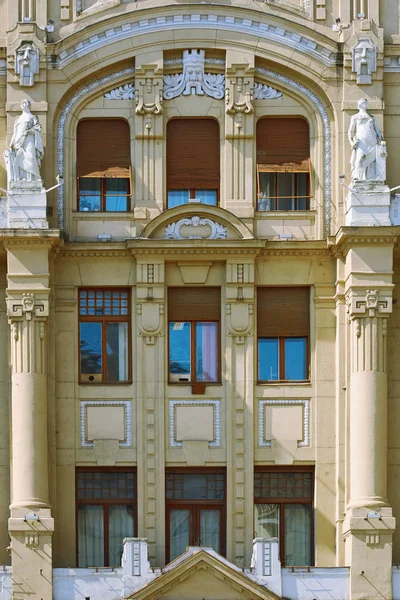 Facciata di vecchio edificio — Foto Stock