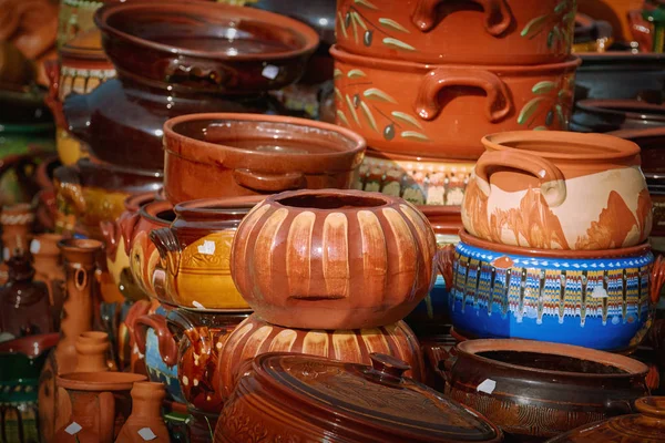 Посуда из глиняной посуды на керамическом рынке — стоковое фото