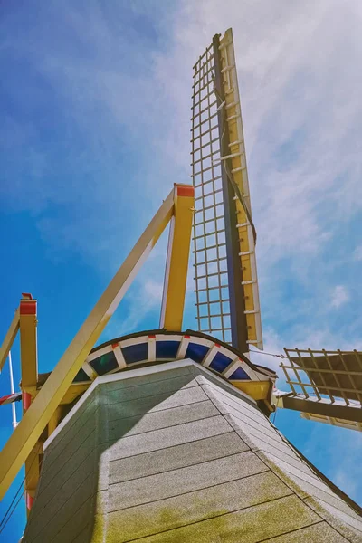 Windmühle gegen den Himmel — Stockfoto