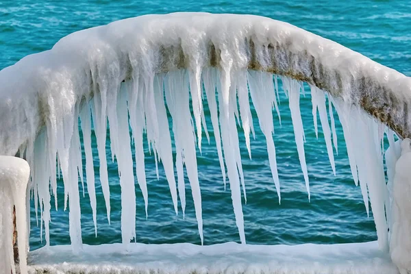 Icy Arch com Icicles — Fotografia de Stock