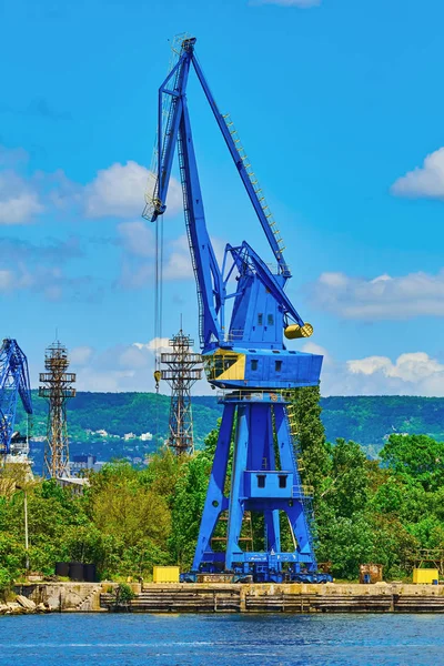 Wippkran im Hafen — Stockfoto