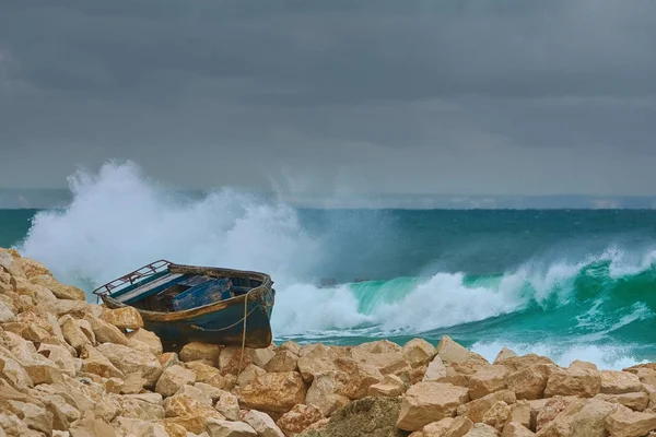 Лодка на каменистом берегу — стоковое фото