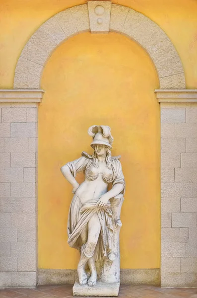 Estátua feminina grega — Fotografia de Stock