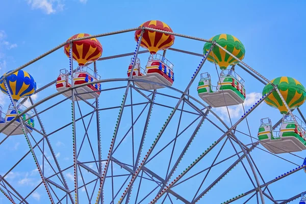 Ruota panoramica contro il cielo — Foto Stock