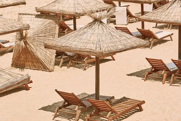 Umbrellas dan Sun Loungers — Stok Foto