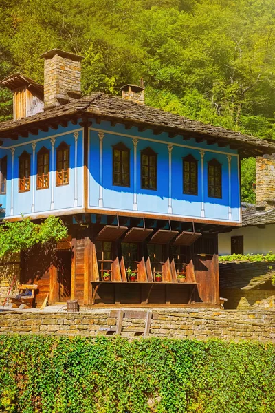 Casa de dos pisos en una pendiente de colina — Foto de Stock