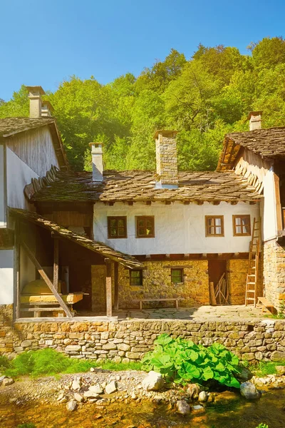 Casas a orillas de un río — Foto de Stock