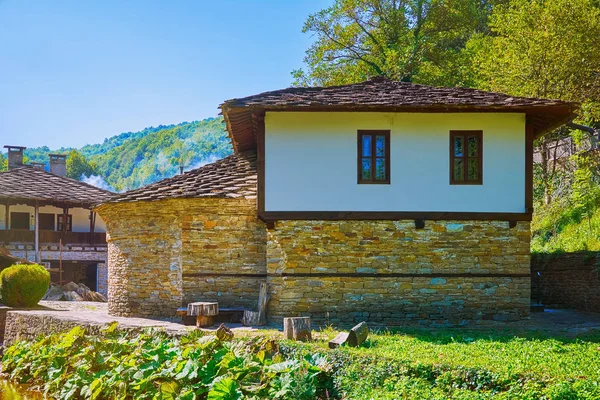 Casa en una pendiente de la colina — Foto de Stock