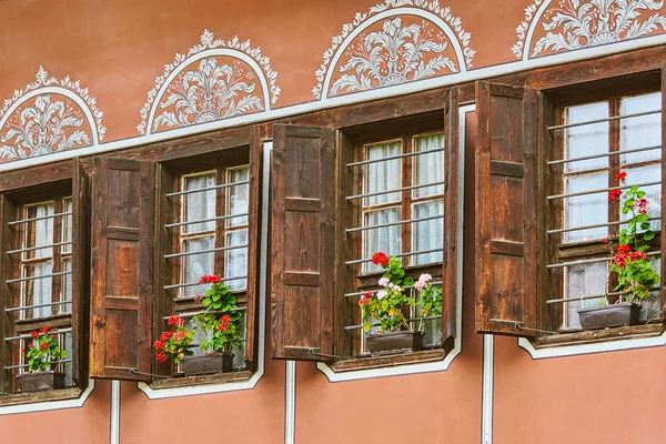 Окна старого дома — стоковое фото