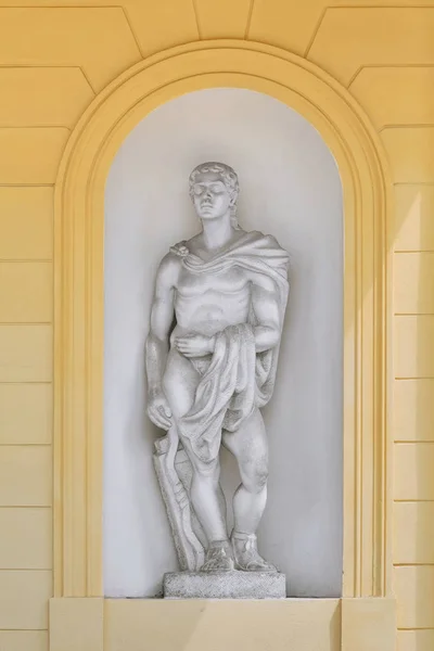 Statue in der Nische — Stockfoto