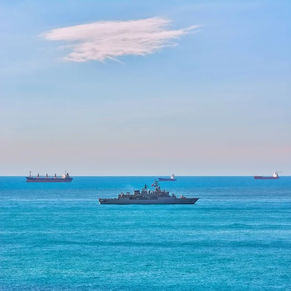 Militaire fregat in de zee — Stockfoto