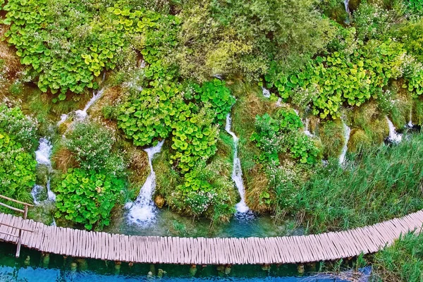 Cascades dans le parc national des Lacs de Plitvice — Photo