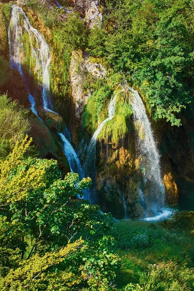 Chutes d'eau dans le parc national des Lacs de Plitvice — Photo