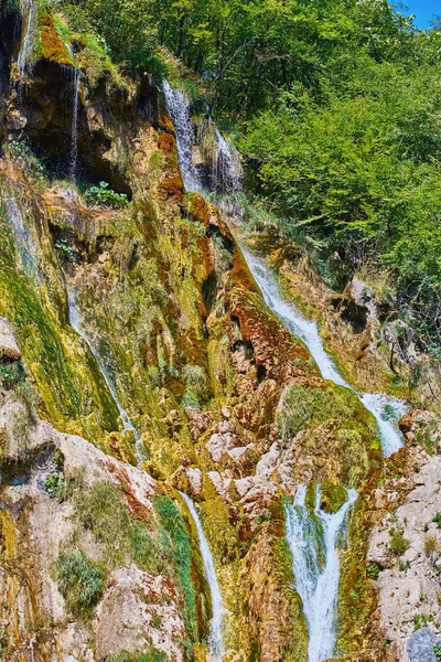 Chutes d'eau dans le parc national des Lacs de Plitvice — Photo