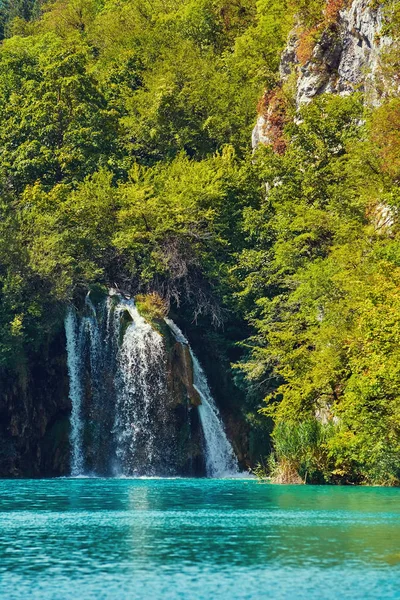 Chutes d'eau dans le parc national des Lacs de Plitvice — Photo