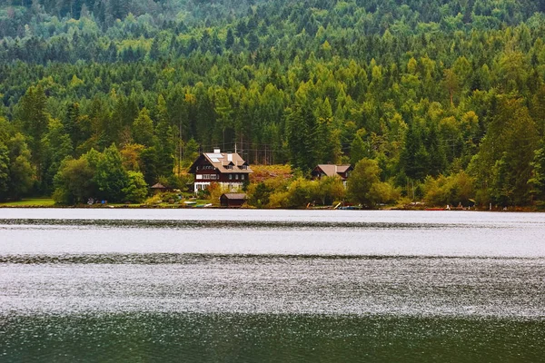 Casas no banco do lago — Fotografia de Stock