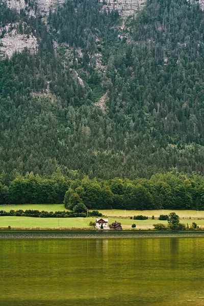 Dům na břehu jezera — Stock fotografie