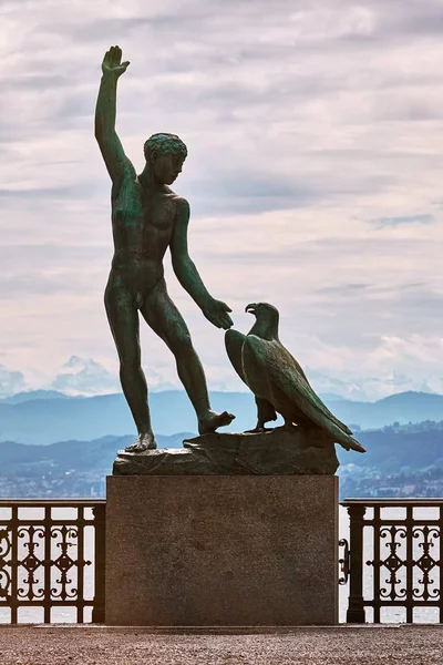 Staty av mannen med örn — Stockfoto