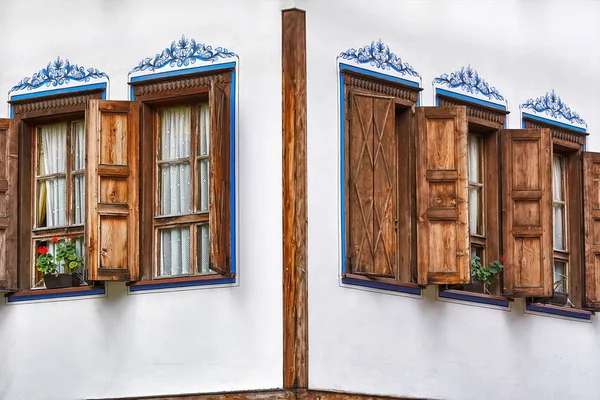 Вікна старого будинку — стокове фото