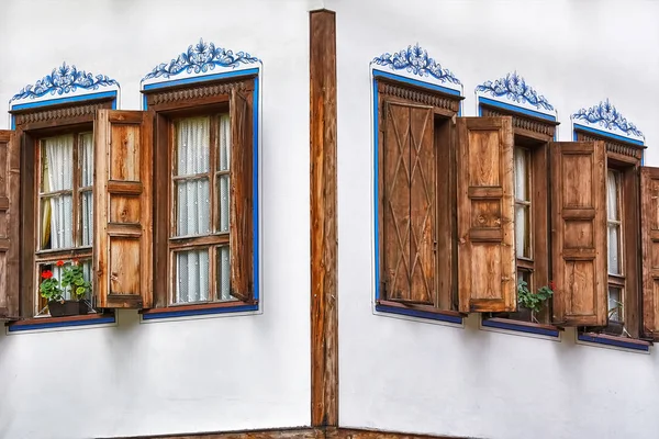 Finestre di una vecchia casa — Foto Stock