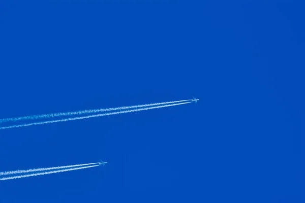 Dvě letadla na obloze — Stock fotografie