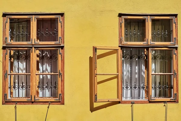 Fenêtres de la maison médiévale — Photo