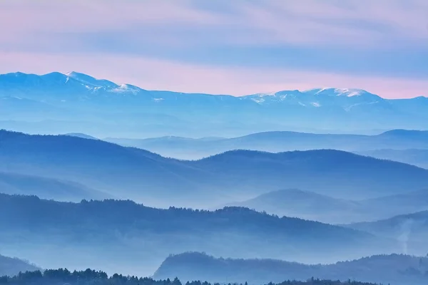 Chaînes de montagnes dans le brouillard — Photo