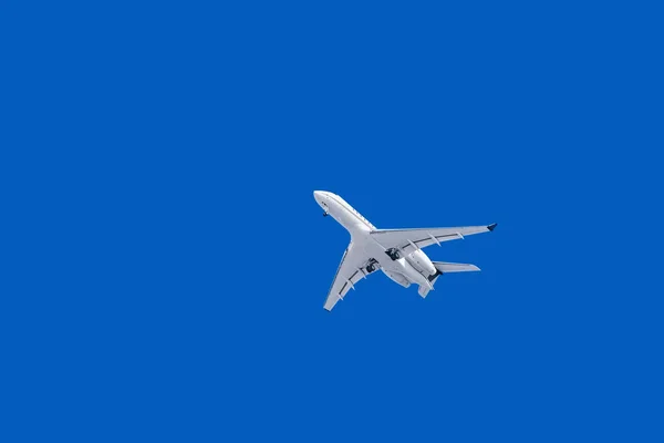 Avião branco no céu — Fotografia de Stock