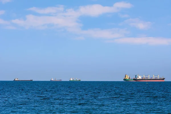 Vrachtschepen overviel op de zee — Stockfoto