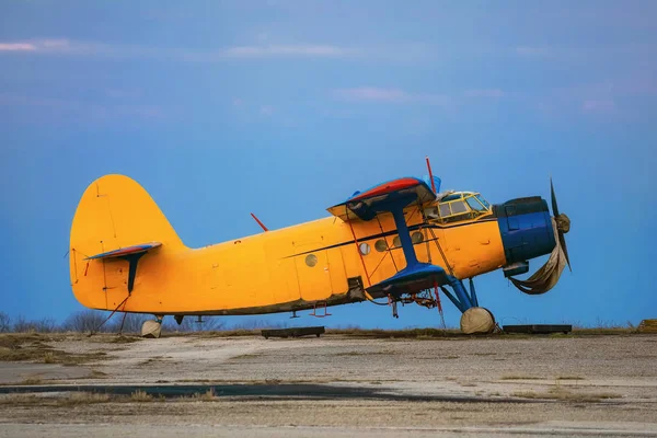 Old Airplane on the Airfield — Stock Photo, Image