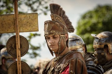 Alba Iulia, Romanya - 04 Mayıs 2019: Roma Apulum Festivali sırasında Lejyoner Pozisyonu 