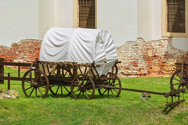 罗马尼亚Alba Iulia Alba Carolina Citadel庭院中的有篷大篷车 — 图库照片