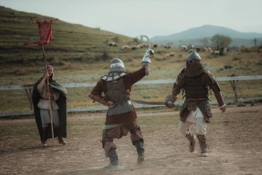 Kask ve zincir posta Ortaçağ Polemiğe girmek knights kılıç savaş
