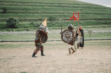 Kask ve zincir posta Ortaçağ Polemiğe girmek knights kılıç savaş