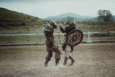 Kask ve zincir posta Ortaçağ Polemiğe girmek knights kılıç savaş