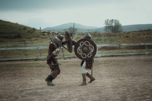 Kask ve zincir posta Ortaçağ Polemiğe girmek knights kılıç savaş