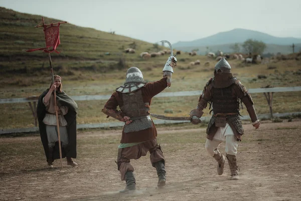 Joust medievales caballeros en cascos y cadena de correo de batalla en la espada — Foto de Stock