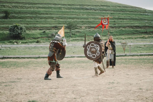 Joust medievales caballeros en cascos y cadena de correo de batalla en la espada — Foto de Stock