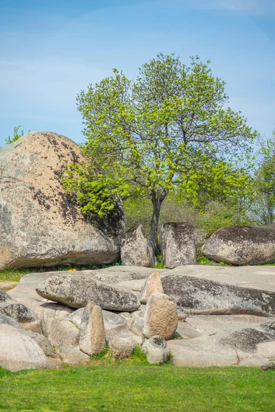 Beglik Tash - doğa kaya oluşumu, bir tarih öncesi kaya kutsal — Stok fotoğraf