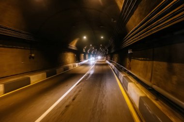 Dağdaki yol tüneli lambalarla aydınlatılmış.