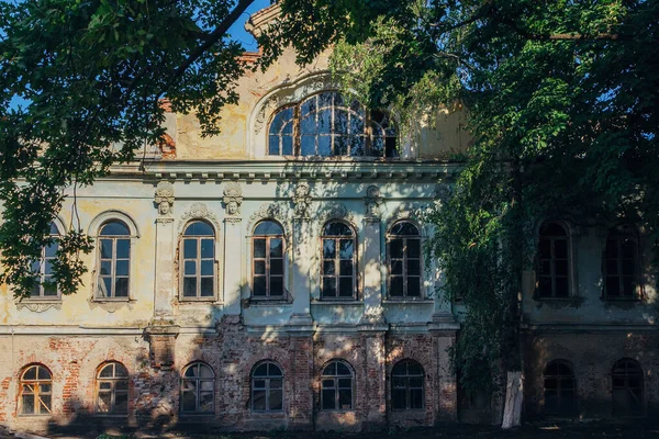 Alte verwilderte verlassene Villa. ehemaliges Gut vigel, voronezh, russland — Stockfoto