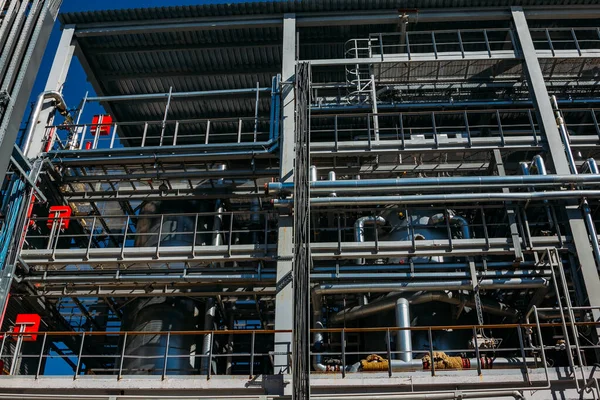 化工厂 交付部件的钢制管道系统 — 图库照片