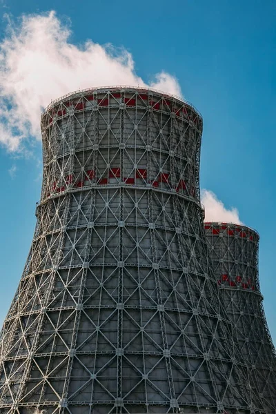 Torre de resfriamento da usina nuclear contra o céu azul — Fotografia de Stock